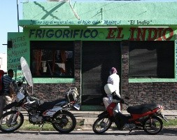 Detienen a 5 empleados de una carnicería por $700.000