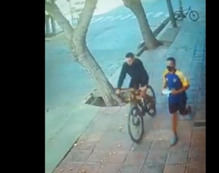 Se robaron una bici de Capital como si nada pero quedaron grabados en video