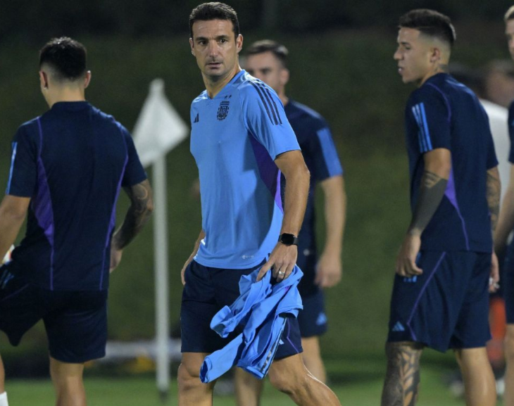 En la previa de Argentina-Países Bajos, Scaloni siguió de cerca a De Paul y Di María