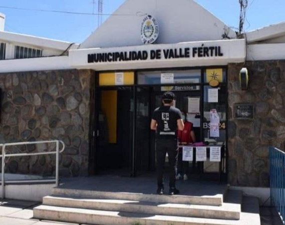 Con prohibición de acercamiento, fue a verla a un Municipio e hizo un escándalo