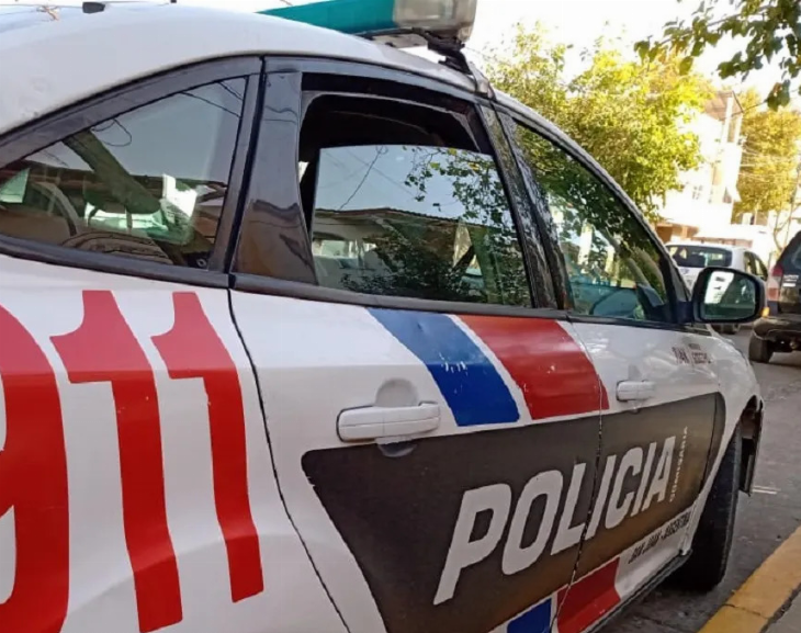 Una chica acuchilla por la espalda a otra que peleaba en el suelo