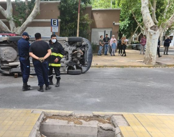 Increíble vuelco en pleno centro sanjuanino