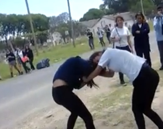 Tremendo: se pelearon en la puerta de la escuela y una de ellas terminó en el hospital