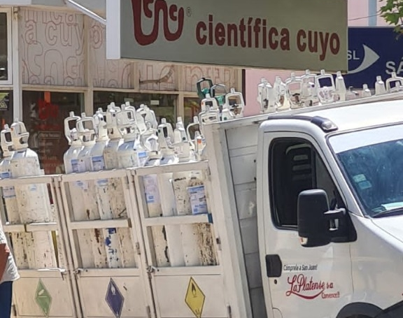 Un camión con oxígeno quedó hundido en el pavimento de centro sanjuanino 