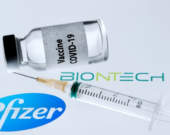 Pfizer fabricará la mitad de las vacunas que había anunciado para este año