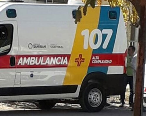 Un motociclista quedó muy grave después de chocar con una camioneta