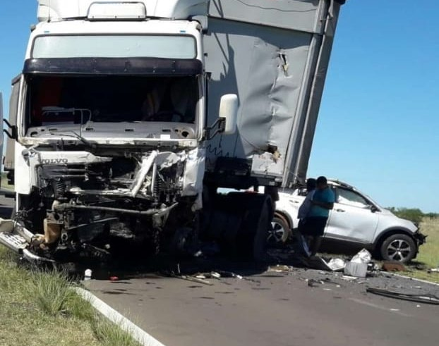 Un conductor murió a bordo de su auto al chocar contra un camión en Ruta 40