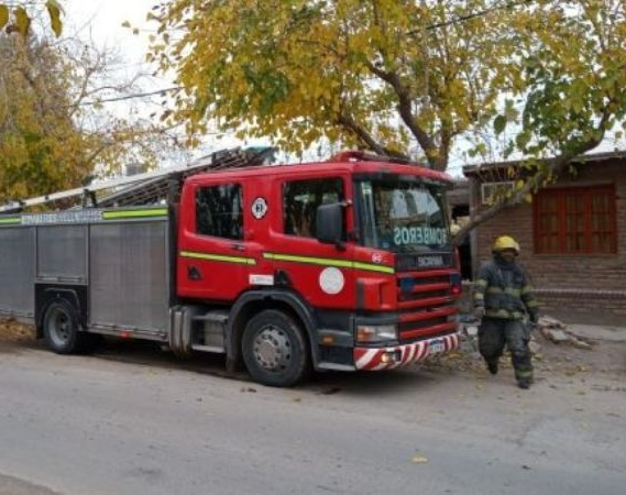 Una familia perdió todas sus pertenencias luego de que un incendio devorara su casa 