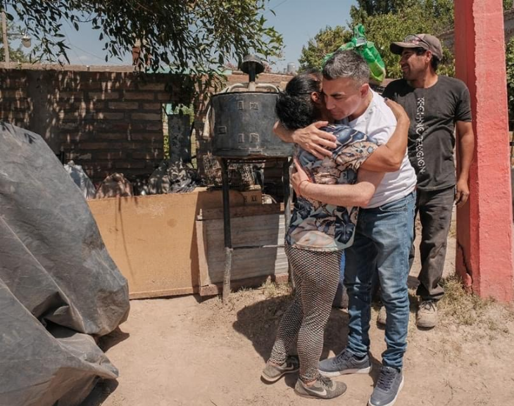 Gramajo llegó con una solución para la familia que estaba viviendo en la calle 