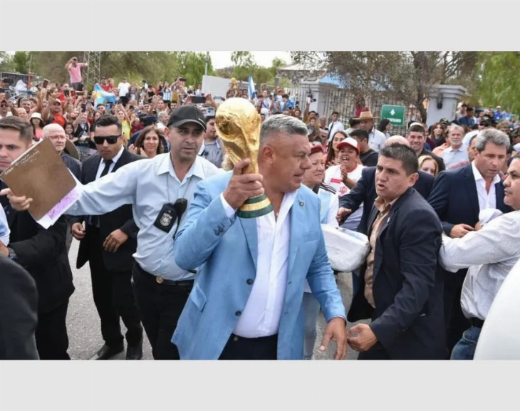 Por Argentina, Tapia le cumplió a la Difunta Correa y le llevó la copa del mundo