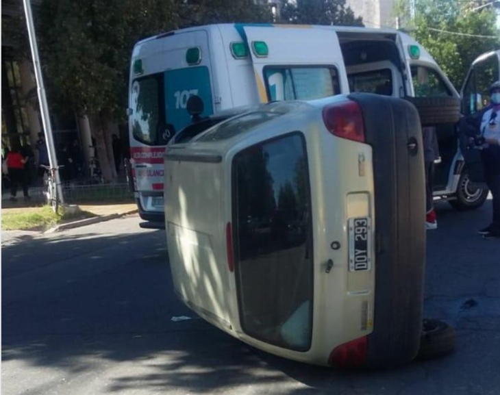Vuelco en Capital: dos mujeres heridas
