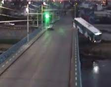Video: un colectivo con pasajeros cayó desde un puente en Córdoba