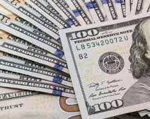 El dólar pegó un fuerte salto y superó los $300