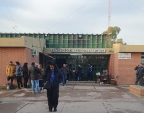 Pese al frío de la mañana, los primeros sanjuaninos cumplen con su derecho de votar