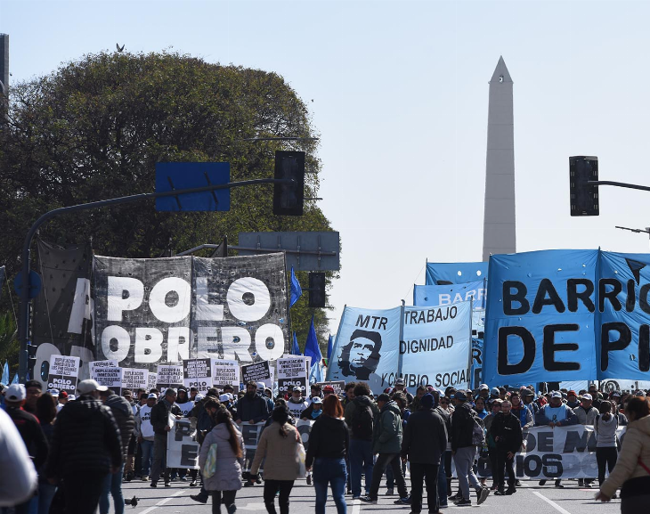Más de 250 mil beneficiarios de planes sociales compraron dólares y declararon Bienes Personales