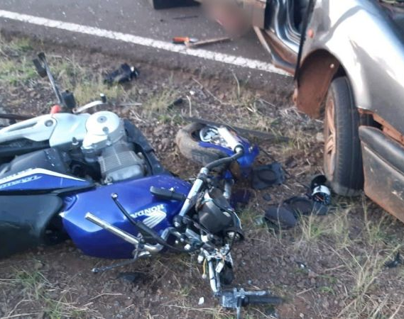 Un motorista quedó grave estado tras chocar con un auto