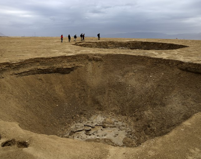 El mar Muerto se encoge y deja al descubierto miles de misteriosos cráteres