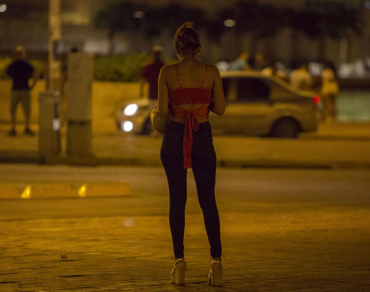Contrató a dos chicas para "sexo sin límites", se durmió y le robaron 14 mil dólares