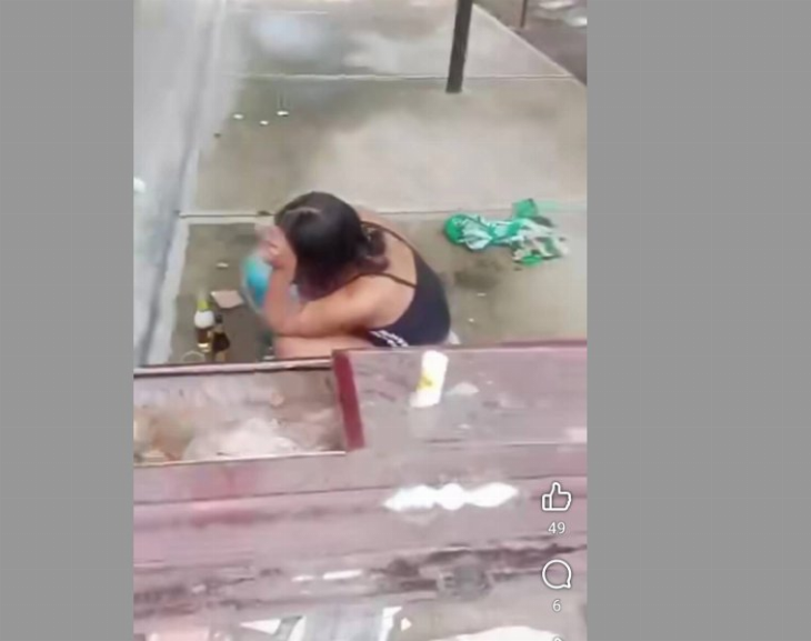 Una mujer desenterró a un hombre para ?bañarlo y cambiarle la ropa?