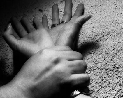Una mujer contrató a un joven para que limpiara su fondo y él la violó 