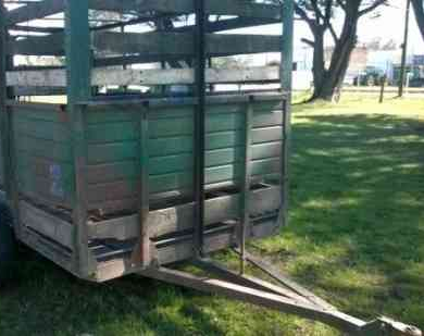 Se quebró la pierna al caérsele un trailer de animales, cayó en urgencias