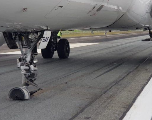  Dramático momento en un avión: explotó una rueda y aterrizó de emergencia