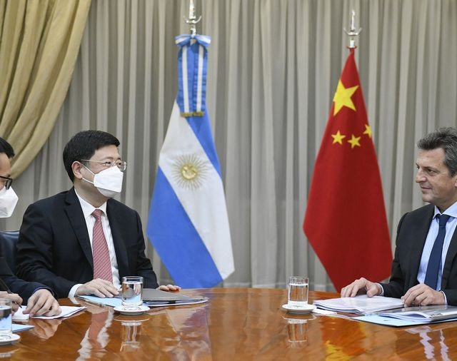 Massa acelera cooperaciones con el embajador chino
