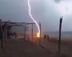 Dos personas murieron tras ser alcanzadas por un rayo en una playa de México 