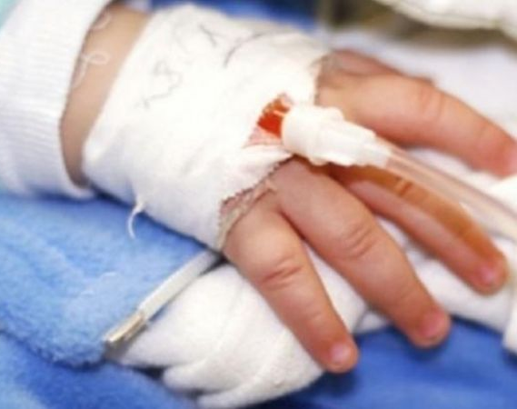 Detuvieron a un hombre que arrojó a su hijo de 5 años de un tercer piso