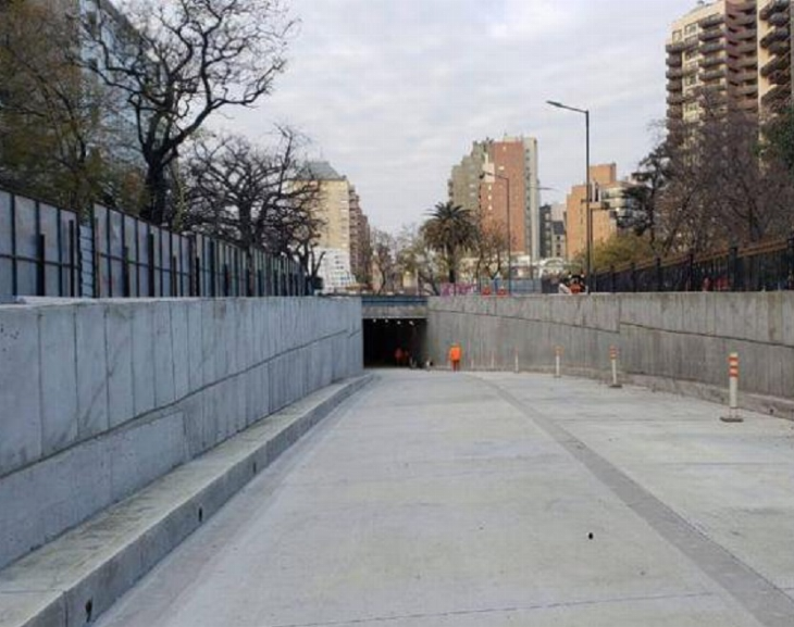 Para escapar de una golpiza un joven influencer se arrojó a un túnel: lo operaron y está grave