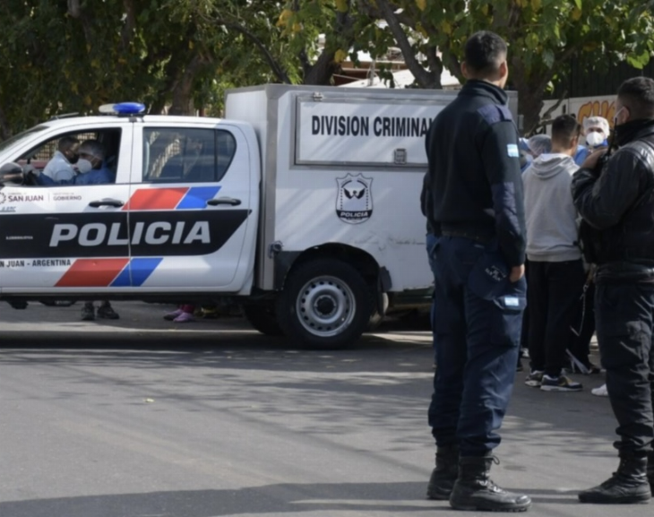 Sintieron un fuerte olor, llamaron a la Policía y hallaron muerto a un hombre en su vivienda 