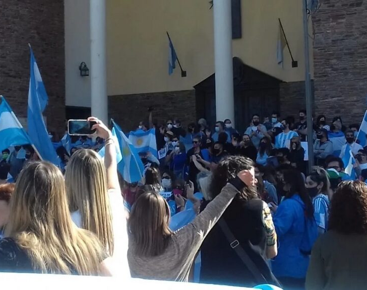 Sanjuaninos salieron a las calles para manifestarse en contra del Gobierno Nacional 
