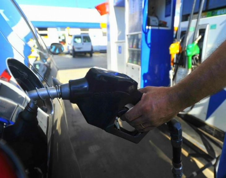 El Gobierno volvió a postergar suba de impuestos a los combustibles