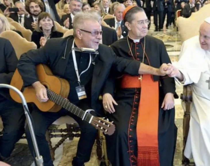 León Gieco cantó Solo le pido a Dios en el Vaticano e hizo emocionar al papa Francisco