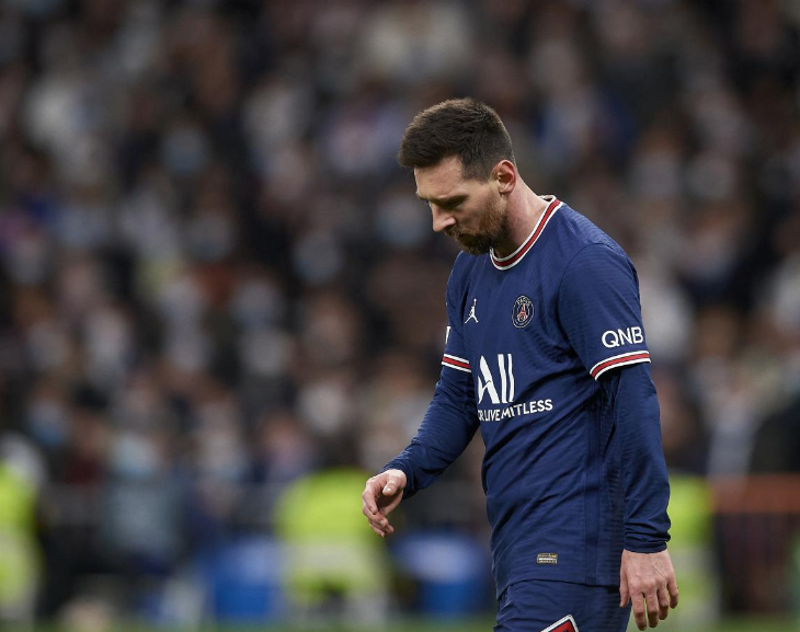 Messi, tras la derrota y los silbidos, solo en el vestuario y con su familia