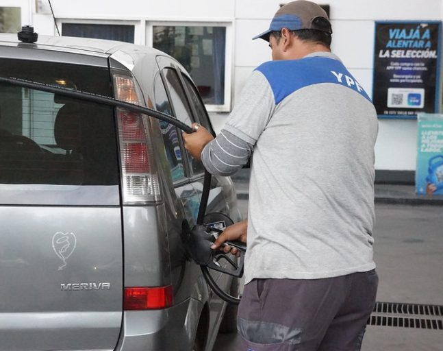 Expendedores aseguran que la nafta debería estar más cara