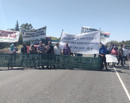 En 25 de Mayo los viñateros protestaron por el valor de la uva y la importación de vino