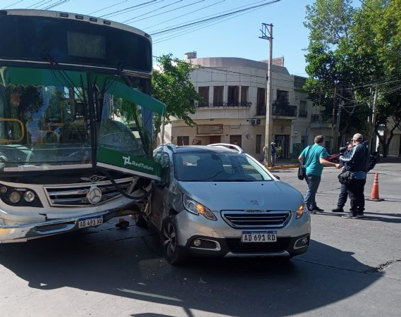 Choque entre un colectivo de la Red Tulum y un auto en Capital