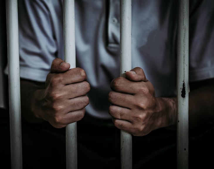 Condenan a un albañil por violar a su hijastra y piden investigar a la madre