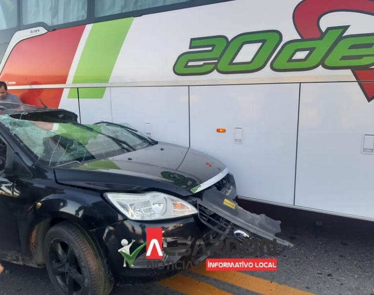 Trágico choque entre un colectivo y un auto en el puente de Albardón