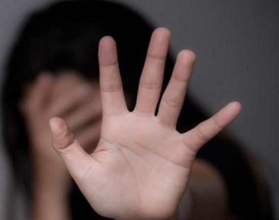 Le dio una brutal paliza a su hija de 15 años cuando le dijo que estaba embarazada