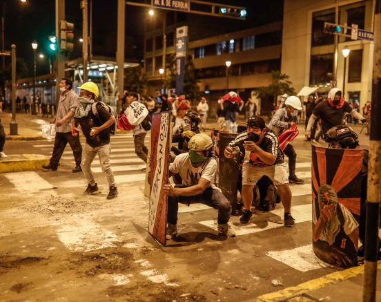 Suman cuatro los muertos en Perú en protestas por la destitución de Castillo