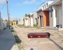 Encontró tirado el ataúd con los restos de su hijo en el cementerio