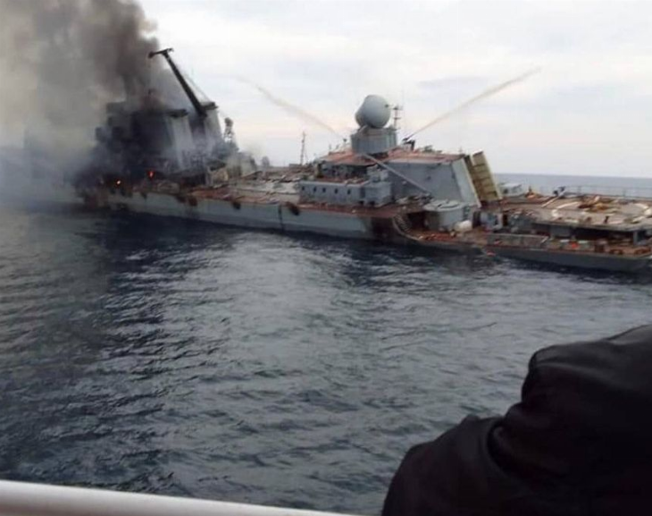 Los marineros rescatados del Moskva desmienten al Kremlin