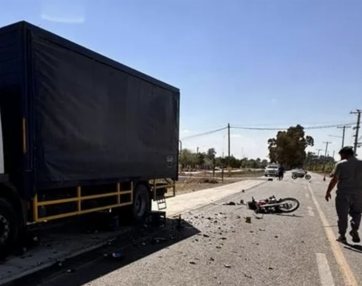 Quiso esquivar un perro, terminó impactando contra un camión y murió 