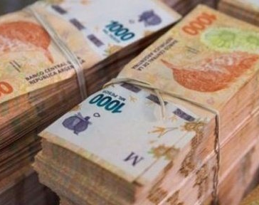 Bronca con una alumna: custodiaba $1 millón para el viaje de egresados y lo perdió
