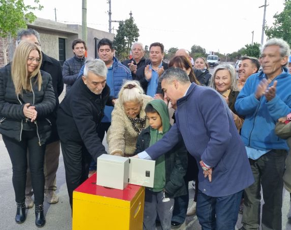 Los barrios Monseñor Báez Laspiur y Conjunto 2 inauguraron obras de iluminación