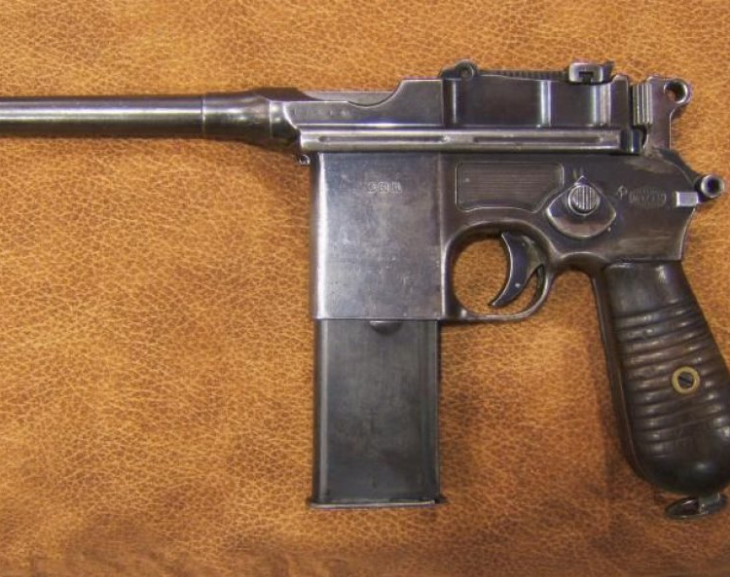 Guardaron armas bajo el capot del auto y los descubrieron