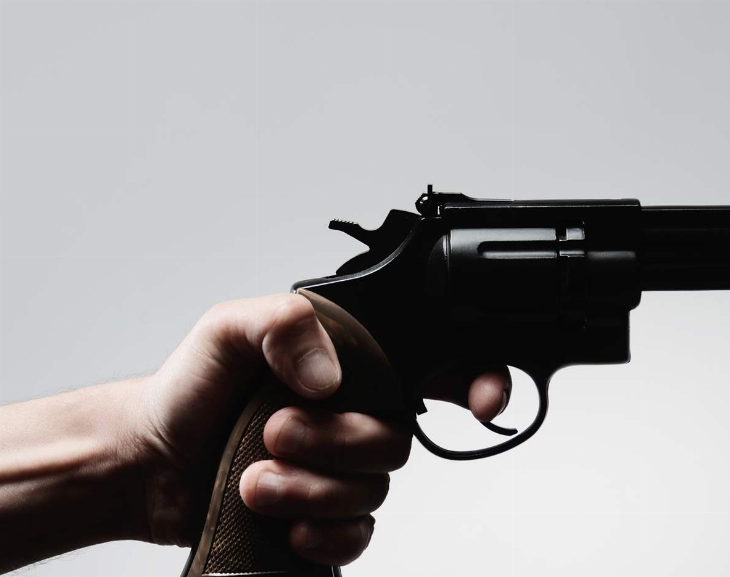 Un hombre de 77 años amenazó a su mujer con un arma de fuego