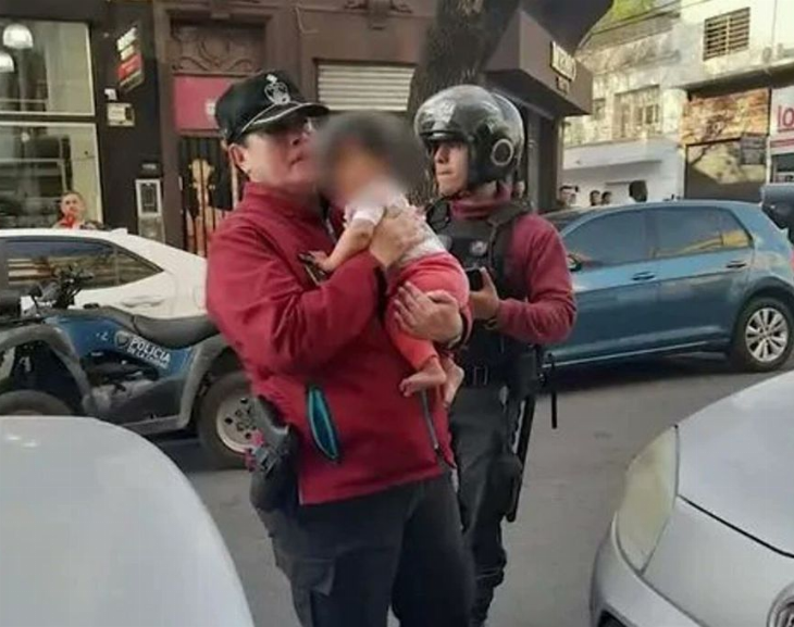 Dejaron a una bebé de 6 meses encerrada en un auto mal estacionado